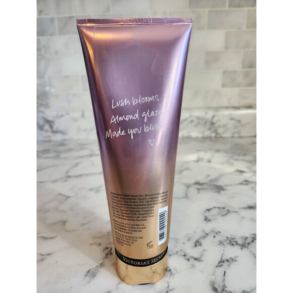 Victorias Secret Velvet Petals Fragrance Lotion 236ml / 8 Fl Oz - Picture 2 of 3
